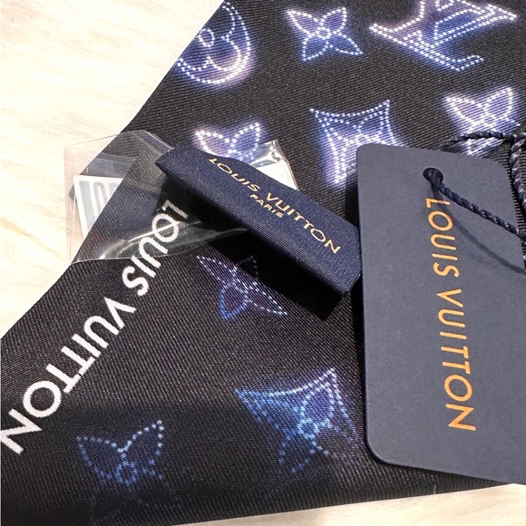 NEW Louis Vuitton Flight Mode Bandeau Blue Scarf - Picture 6 of 9